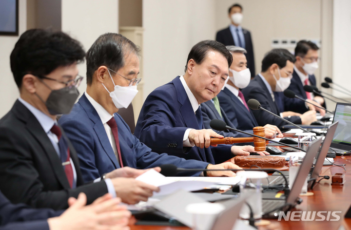 [서울=뉴시스] 전신 기자 = 윤석열 대통령이 12일 서울 용산 대통령실 청사에서 열린 임시 국무회의를 주재하고 있다. 2022.08.12. photo1006@newsis.com