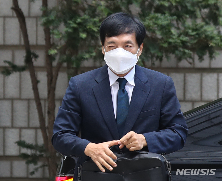 [서울=뉴시스] 조수정 기자 = 이성윤 법무연수원 연구위원이 지난 8월12일 오전 서울 서초구 서울중앙지법에서 열린 '김학의 불법 출금 수사 외압' 공판에 출석하고 있다. 2022.08.12. chocrystal@newsis.com