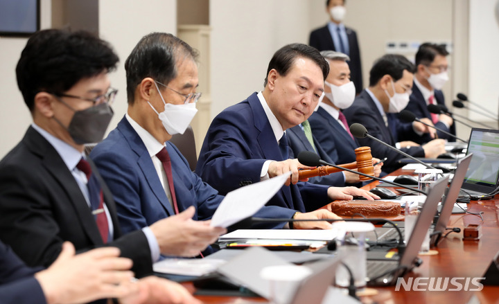 [서울=뉴시스] 전신 기자 = 윤석열 대통령이 12일 서울 용산 대통령실 청사에서 열린 임시 국무회의를 주재하고 있다. 2022.08.12. photo1006@newsis.com