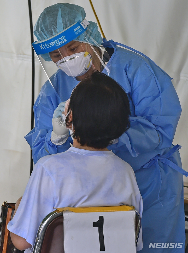 [대구=뉴시스] 이무열 기자 = 지난 12일 오전 대구 수성구보건소 선별진료소에서 한 시민이 PCR 검사를 받고 있다. 2022.08.16. lmy@newsis.com