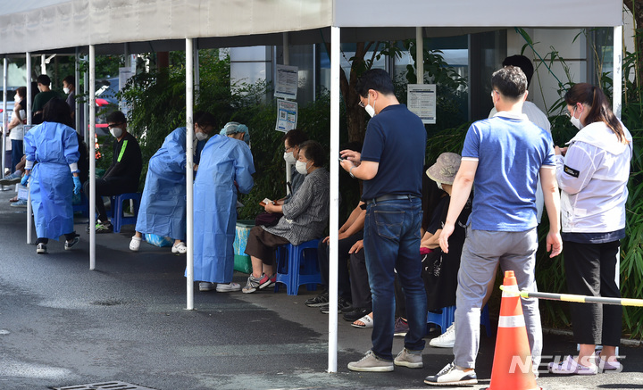 [대구=뉴시스] 이무열 기자 = 12일 오전 대구 수성구보건소 선별진료소에서 시민들이 PCR 검사를 받기 위해 순서를 기다리고 있다. 이날 0시 기준 코로나19 신규 확진자는 12만 8714명 발생했다. 2022.08.12. lmy@newsis.com