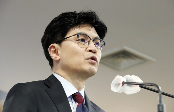 [서울=뉴시스] 김명원 기자 = 한동훈 법무부 장관이 12일 오전 서울 종로구 정부서울청사에서 8·15 특별사면’ 브리핑을 하고 있다. 2022.08.12. kmx1105@newsis.com