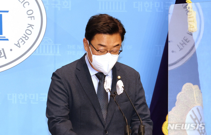 [서울=뉴시스] 고범준 기자 = 김성원 국민의힘 의원이 지난 12일 서울 여의도 국회 소통관에서 수해 현장 발언 관련 대국민 사과 기자회견을 하고 있다. 김 의원은 전날 수해 복구 자원봉사 현장에서 '솔직히 비 좀 왔으면 좋겠다. 사진 잘 나오게'라고 발언했다. (공동취재사진) 2022.08.12. photo@newsis.com