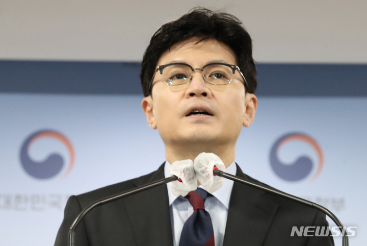 [서울=뉴시스] 김명원 기자 = 한동훈 법무부장관이 12일 오전 서울 종로구 정부서울청사에서 8·15 특별사면’ 브리핑을 하고 있다. 윤석열 대통령 취임 후 처음으로 단행되는 8·15 광복절 특별사면(특사) 대상자에 이재용 삼성전자 부회장 등 특별사면 대상자 1693명을 발표하고 있다. 2022.08.12. kmx1105@newsis.com