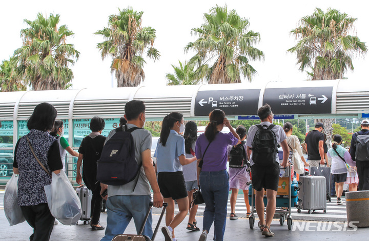 [제주=뉴시스] 우장호 기자 = 제주공항 1층 도착장이 가족과 친구, 연인들의 발걸음으로 북적이고 있다. (뉴시스DB) woo1223@newsis.com