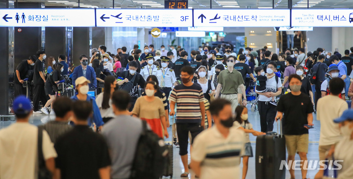 [제주=뉴시스] 우장호 기자 = 지난 12일 오후 제주공항 1층 도착장이 막바지 휴가를 보내려는 가족과 친구, 연인들의 발걸음으로 북적이고 있다. 제주도관광협회에 따르면 오는 15일까지 나흘동안 17만1100명이 제주를 찾을 것으로 예측됐다. 이는 지난해 같은 기간(15만1172명)보다 13.2% 증가한 수치다. 2022.08.12. woo1223@newsis.com