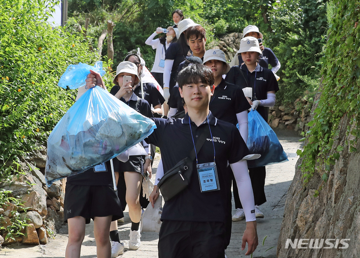 [인천=뉴시스] 김금보 기자 = '2022년 대한민국 해양문화 대장정'에 참가한 대원들이 12일 오전 인천 옹진군 소이작도에서 해안선을 따라 해양정화활동을 마치고 수거한 쓰레기를 들어 보이고 있다. 해양수산부가 주최하고 한국해양재단이 주관해 11일부터 18일까지 7박8일의 일정으로 진행되는 올해 해양문화 대장정에는 대학생 151명이 참가해 동해팀과 서해팀, 남해팀으로 나눠 독도(최동단), 백령도(최북단), 마라도(최남단) 등 우리나라 끝단 도서와 주요 해양 영토를 탐방한다. 2022.08.12. kgb@newsis.com