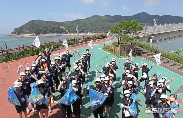 [인천=뉴시스] 김금보 기자 = '2022년 대한민국 해양문화 대장정'에 참가한 대원들이 12일 오전 인천 옹진군 소이작도에서 해안선을 따라 해양정화활동을 마치고 기념 촬영하고 있다. 해양수산부가 주최하고 한국해양재단이 주관해 11일부터 18일까지 7박8일의 일정으로 진행되는 올해 해양문화 대장정에는 대학생 151명이 참가해 동해팀과 서해팀, 남해팀으로 나눠 독도(최동단), 백령도(최북단), 마라도(최남단) 등 우리나라 끝단 도서와 주요 해양 영토를 탐방한다. 2022.08.12. kgb@newsis.com