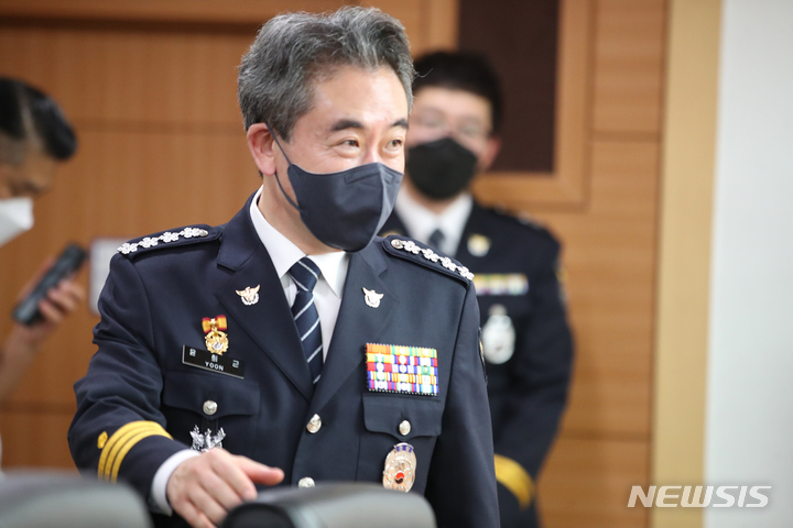 [서울=뉴시스] 김명원 기자 = 윤희근 경찰청장이 12일 서울 종로구 정부서울청사에서 열린 치안정감, 치안감 승진 임명장 수여식에 참석하고 있다. 2022.08.12. kmx1105@newsis.com