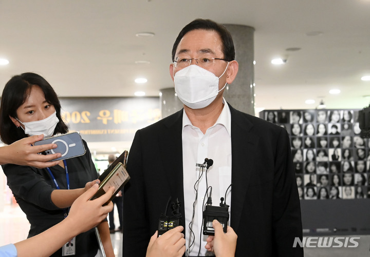 [서울=뉴시스] 고범준 기자 = 주호영 국민의힘 비상대책위원장이 12일 서울 여의도 국회 의원회관에서 열린 대한민국 식량주권 쌀값 대책마련 정책토론회에 참석해 취재진의 질문에 답하고 있다. (공동취재사진) 2022.08.12. photo@newsis.com