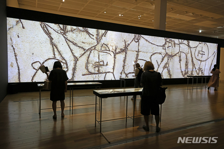 [서울=뉴시스] 박진희 기자 = '이건희컬렉션 특별전: 이중섭'이 개막한 12일 서울 종로구 국립현대미술관 서울을 찾은 관람객들이 이중섭의 은지화를 감상하고 있다. 'MMCA 이건희컬렉션 특별전: 이중섭'은 2021년 4월 고(故) 이건희 회장이 국립현대미술관에 기증한 1,488점 중 이중섭의 작품 80여 점과 국립현대미술관이 기존 소장하고 있던 이중섭 작품 중 10점으로 구성, 총 90여 점의 이중섭 작품만을 선보인다. 전시는 오는 12일부터 2023년 4월 23일까지. 2022.08.12. pak7130@newsis.com
