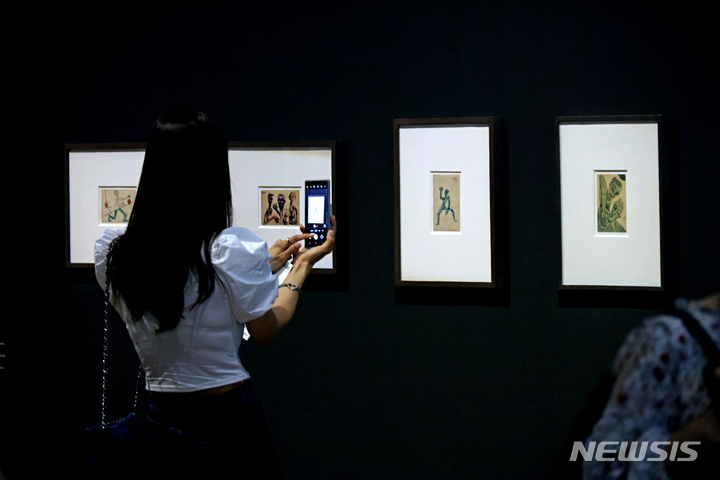[서울=뉴시스] 박진희 기자 = '이건희컬렉션 특별전: 이중섭'이 개막한 12일 서울 종로구 국립현대미술관 서울을 찾은 관람객들이 이중섭의 작품을 감상하고 있다. 2022.08.12. pak7130@newsis.com