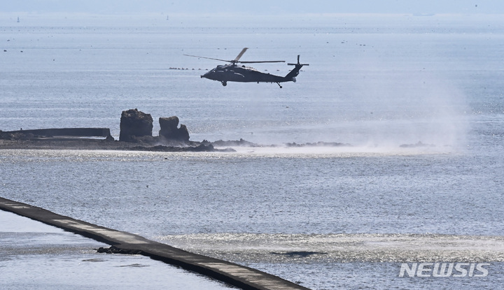 [화성=뉴시스] 김종택기자 = 12일 오후 경기도 화성시 서신면 해상에 추락한 F-4E 전투기 사고해역에서 공군 헬기가 수색작업을 하고 있다. 2022.08.12. jtk@newsis.com