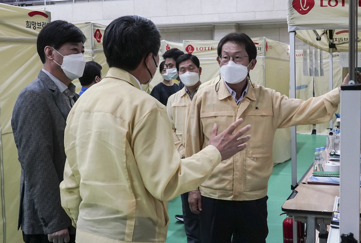 [서울=뉴시스] 김근수 기자 = 조희연(왼쪽에서 세번째) 서울시교육감이 지난 12일 오후 중부지방 집중호우로 피해를 입은 수해 이재민이 머물고 있는 서울 강남구 구룡중학교를 방문해 구호물품을 전달하고 현장을 점검하고 있다. (사진=서울시교육청 제공) 2022.08.23. photo@newsis.com *재판매 및 DB 금지