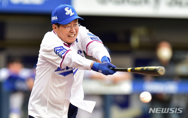 [대구=뉴시스] 이무열 기자 = 홍준표 전 대구시장이 프로야구 삼성 라이온즈가 4연패에 빠지자 개인 SNS를 통해 비판을 쏟아냈다. 사진은 2022년 8월 홍 전 시장이 대구 삼성라이온즈파크에서 시타를 하던 모습. 2022.08.12. lmy@newsis.com