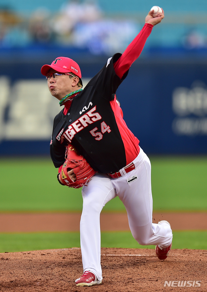 [대구=뉴시스] 이무열 기자 = 12일 오후 대구 수성구 삼성라이온즈파크에서 열린 2022 신한은행 SOL KBO리그 KIA 타이거즈와 삼성 라이온즈의 경기, 1회말 KIA 선발투수 양현종이 공을 던지고 있다. 2022.08.12. lmy@newsis.com
