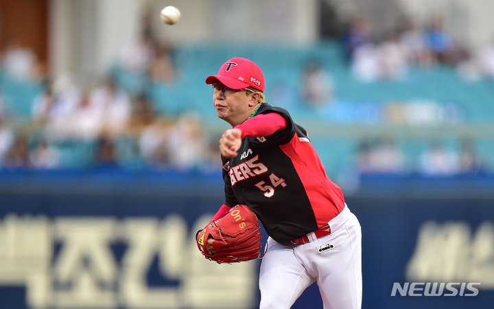 [대구=뉴시스] 이무열 기자 = 12일 오후 대구 수성구 삼성라이온즈파크에서 열린 2022 신한은행 SOL KBO리그 KIA 타이거즈와 삼성 라이온즈의 경기, 1회말 KIA 선발투수 양현종이 공을 던지고 있다. 2022.08.12. lmy@newsis.com