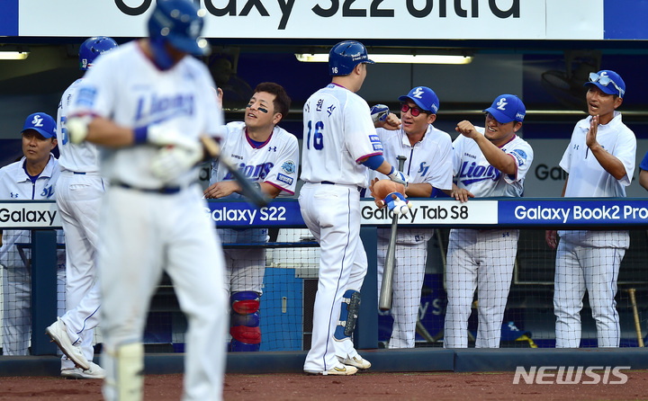 [대구=뉴시스] 이무열 기자 = 12일 오후 대구 수성구 삼성라이온즈파크에서 열린 2022 신한은행 SOL KBO리그 KIA 타이거즈와 삼성 라이온즈의 경기, 1회말 1사 1,2루 상황에서 삼성 이원석이 스리런 홈런을 때린 뒤 더그아웃에 들어서며 동료들과 기뻐하고 있다. 2022.08.12. lmy@newsis.com