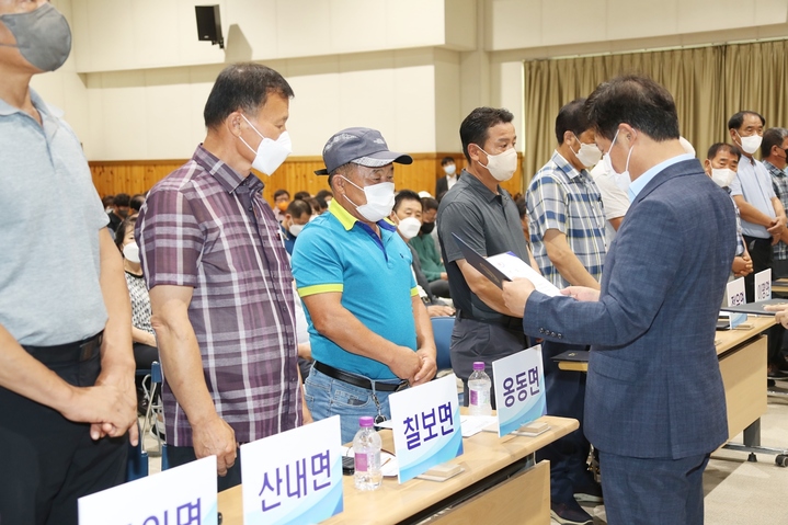 이학수 정읍시장(오른쪽 첫번째)이 선임된 각 읍·면·동지역 농지위원회 위원들에게 위촉장을 수여하고 있다. *재판매 및 DB 금지