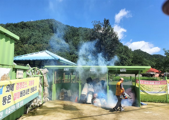 이재민이 발생한 청일면속실리 마을회관 주변 방역 모습. (사진=횡성군 제공) *재판매 및 DB 금지