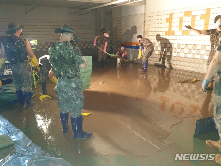 아파트 지하주차장 토사 제거 및 물빼기 현장.
