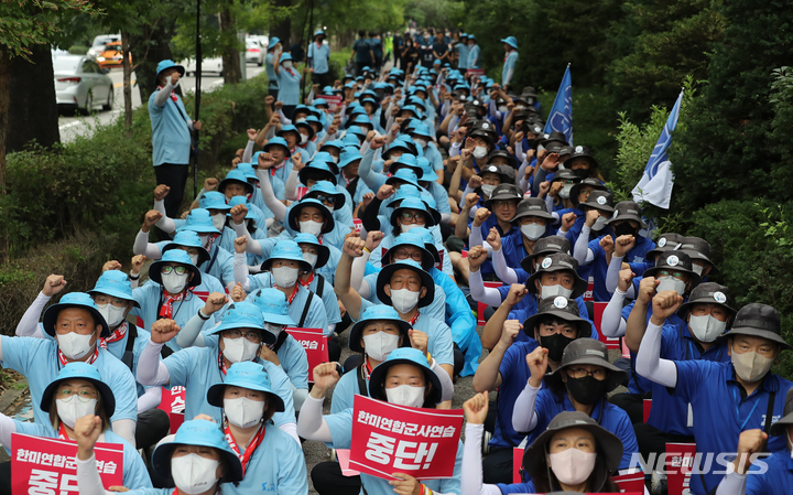[서울=뉴시스] 김금보 기자 = 전국민주노동조합총연맹, 한국노동조합총연맹, 중앙통일선봉대 조합원들이 지난 13일 오전 서울 용산구 용산미군기지 3번게이트 앞에서 민주노총·한국노총·조선직업총동맹 중앙위원회 '남북노동자 3단체 결의대회'를 열고 민중 의례를 하고 있다. 2022.08.13. kgb@newsis.com