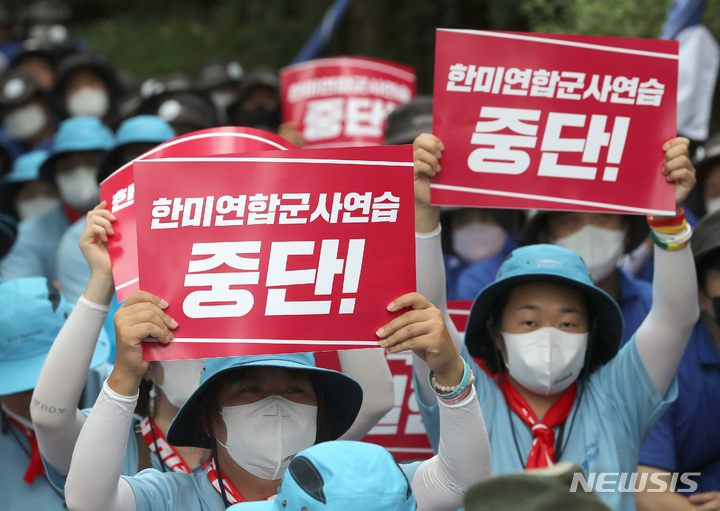 [서울=뉴시스] 김금보 기자 = 전국민주노동조합총연맹, 한국노동조합총연맹, 중앙통일선봉대 조합원들이 지난해 8월13일 오전 서울 용산구 용산미군기지 3번게이트 앞에서 민주노총·한국노총·조선직업총동맹 중앙위원회 '남북노동자 3단체 결의대회'를 하고 있다. 2022.08.13. kgb@newsis.com