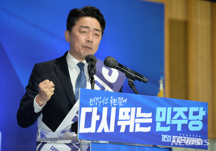 [울산=뉴시스] 배병수 기자 = 강훈식 더불어민주당 당대표 후보가 13일 울산 전시컨벤이션센터1층에서 열린 민주당 당대표 및 최고위원 후보자 울산 지역 합동연설회에서 정견 발표를 하고 있다. 2022.08.13. bbs@newsis.com