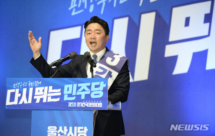 [울산=뉴시스] 배병수 기자 = 강훈식 더불어민주당 당대표 후보가 13일 울산 전시컨벤이션센터1층에서 열린 민주당 당대표 및 최고위원 후보자 울산 지역 합동연설회에서 정견 발표를 하고 있다. 2022.08.13. bbs@newsis.com