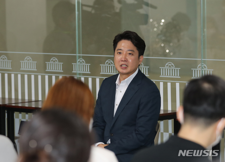 [서울=뉴시스] 김금보 기자 = 이준석 국민의힘 대표가 13일 오후 서울 여의도 국회 소통관에서 기자회견을 마치고 백브리핑을 하고 있다. 2022.08.13. kgb@newsis.com