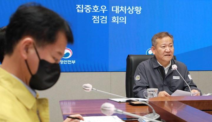 [서울=뉴시스] 조수정 기자 = 이상민 행정안전부 장관(중대본부장)이 13일 오후 정부서울청사 서울상황센터에서 열린 집중호우 피해수습 및 호우 대비 상황 점검 회의에서 모두발언을 하고 있다. (사진=행정안전부 제공) 2022.08.13. photo@newsis.com *재판매 및 DB 금지