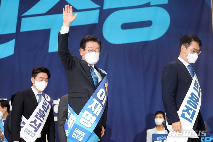 [부산=뉴시스] 하경민 기자 = 더불어민주당 이재명 후보가 13일 부산 동구 부산항컨벤션센터에서 8·28 전당대회 부산·울산·경남지역 권리당원 투표결과 압승을 거두자 손을 들어 지지자들에게 인사하고 있다. 2022.08.13. yulnetphoto@newsis.com