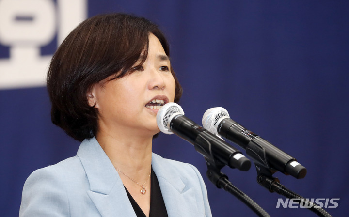 [부산=뉴시스] 하경민 기자 = 더불어민주당 서은숙 신임 부산시당 위원장이 13일 부산 동구 부산항컨벤션센터에서 수락연설을 하고 있다. 2022.08.13. yulnetphoto@newsis.com