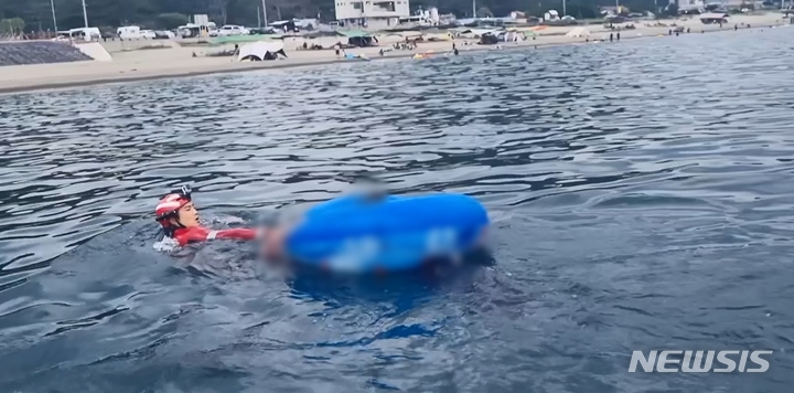 [포항=뉴시스]김정화 기자 = 포항시 남구 구룡포읍 신창간이해변 인근 해상에서 튜브를 착용한 채 해상에서 표류하던 피서객이 구조됐다. (사진 = 포항해양경찰서 제공) 2022.08.14. photo@newsis.com