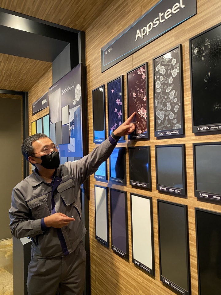 [부산=뉴시스] 김민석 부산공장 품질관리팀 부장이 앱스틸 제품에 대해 설명하고 있다. (사진=동국제강 제공) *재판매 및 DB 금지