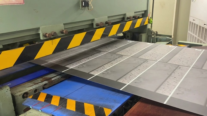 [부산=뉴시스] 대리석 무늬의 디지털 잉크젯 프린트강판 시제품이 생산되고 있다. (사진=동국제강 제공) *재판매 및 DB 금지