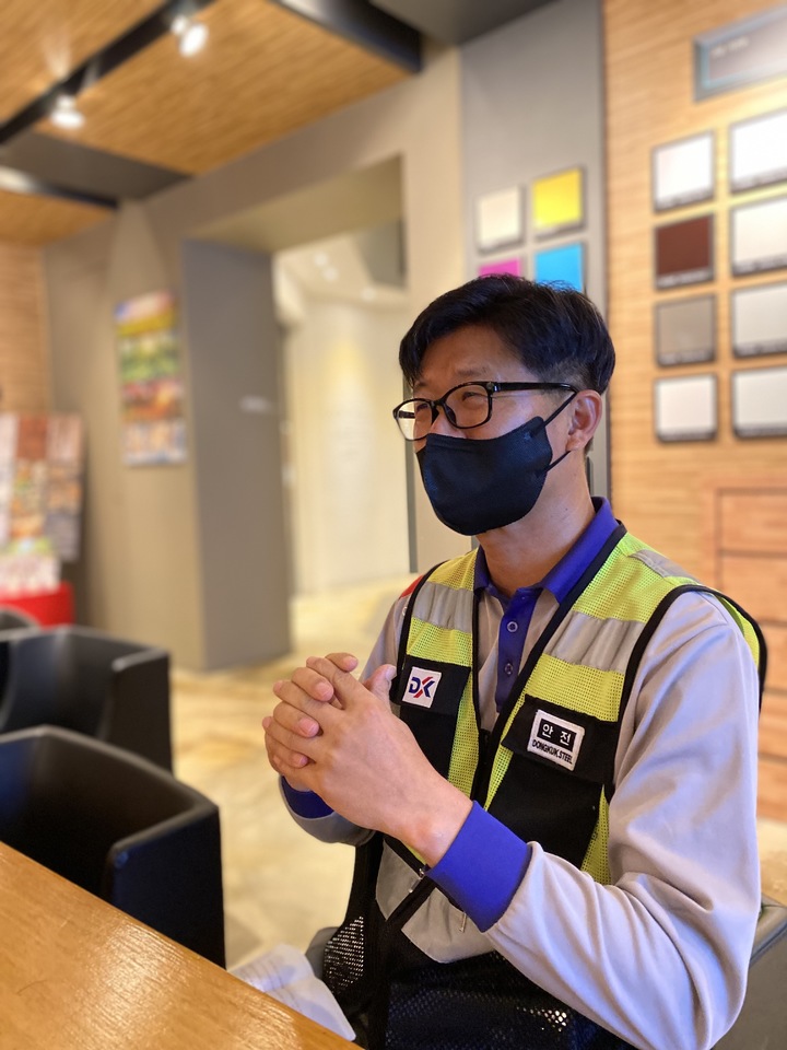 [부산=뉴시스] 남돈우 동국제강 이사가 부산공장 현황에 대해 설명하고 있다. (사진=동국제강 제공) *재판매 및 DB 금지