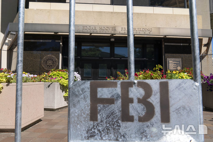 [워싱턴=AP/뉴시스] 2022년 8월13일 워싱턴에 있는 미국 연방수사국(FBI) 건물 본부 모습. 2024.09.25.