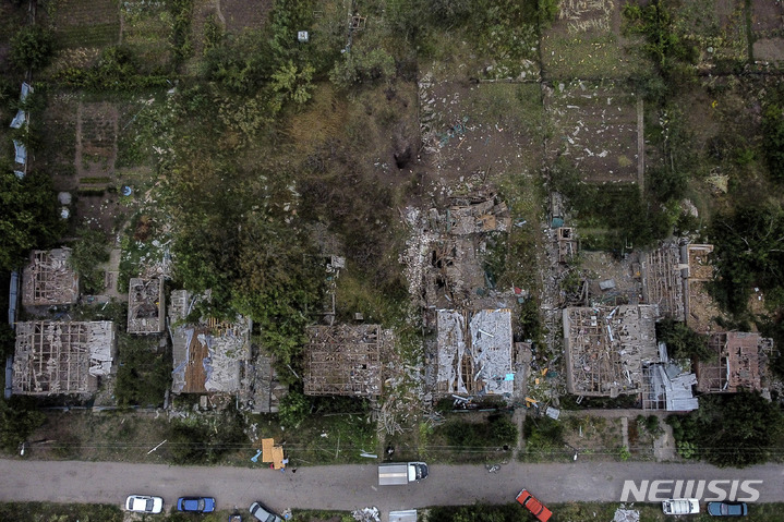 [도네츠크=AP/뉴시스] 13일 우크라이나 동부 도네츠크 지역 크라마토르스크에 러시아 로켓 공격으로 인한 분화구가 목격되고 있다. 2022.08.14