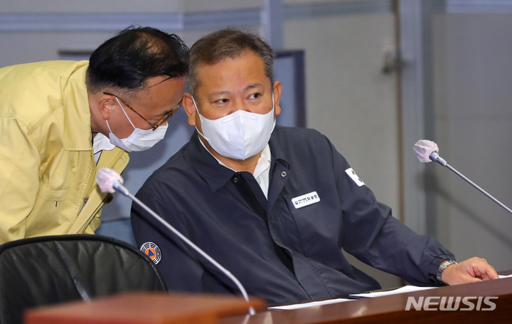 [서울=뉴시스] 배훈식 기자 = 이상민 행정안전부 장관이 14일 오전 서울 종로구 정부서울청사에서 열린 집중호우 대처 및 피해수습 상황 점검회의에 참석해 이한경 행안부 재난관리실장과 대화하고 있다. 2022.08.14. dahora83@newsis.com