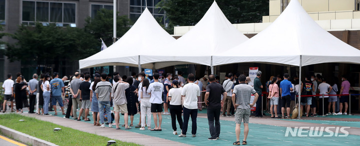 [서울=뉴시스] 추상철 기자 = 광복절 연휴에도 코로나19 확산세가 이어진 14일 오전 서울 송파구보건소 선별진료소에서 시민들이 코로나19 검사를 받기 위해 길게 줄지어 서 있다. 2022.08.14. scchoo@newsis.com