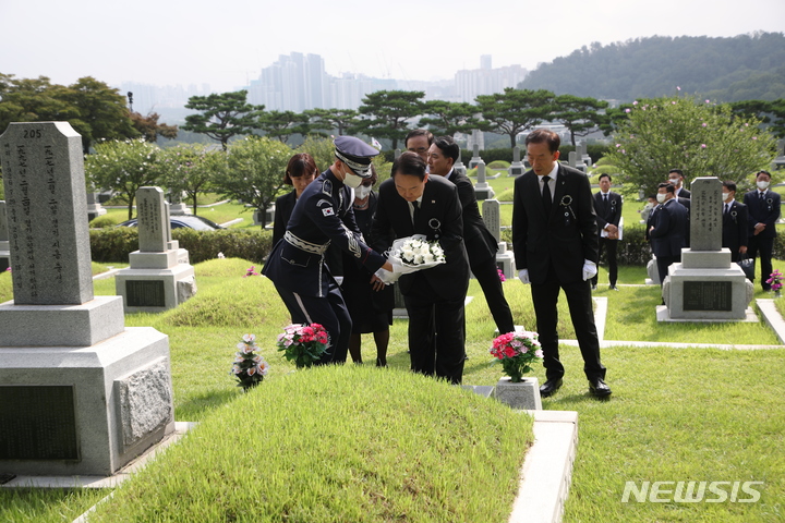 [서울=뉴시스] 홍효식 기자 = 윤석열 대통령이 14일 서울 동작구 국립서울현충원에서 열린 한국광복군 선열 합동 봉송식에 앞서 이재현 지사 묘소를 찾아 헌화하고 있다. 2022.08.14. yesphoto@newsis.com