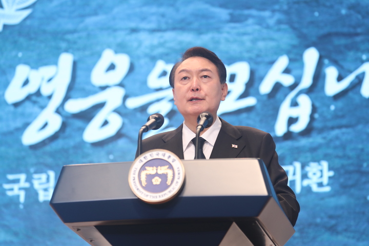  [서울=뉴시스] 홍효식 기자 = 윤석열 대통령이 14일 서울 동작구 국립서울현충원 현충관에서 열린 한국광복군 선열 합동 봉송식에서 추모사를 하고 있다. 2022.08.14. yesphoto@newsis.com