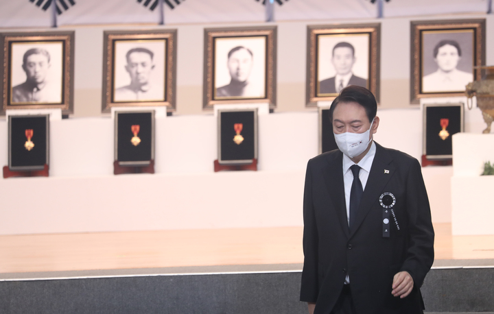 [서울=뉴시스] 홍효식 기자 = 윤석열 대통령이 14일 서울 동작구 국립서울현충원 현충관에서 열린 한국광복군 선열 합동 봉송식에서 추모사를 마친 후 단상을 내려오고 있다. 2022.08.14. yesphoto@newsis.com