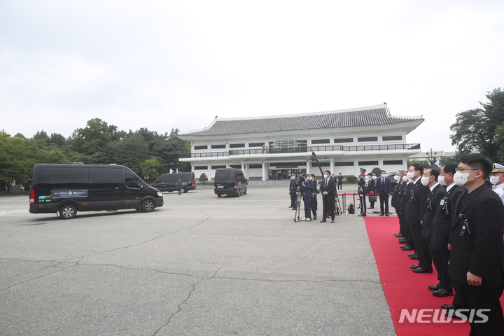 [서울=뉴시스] 홍효식 기자 = 윤석열 대통령이 14일 서울 동작구 국립서울현충원 현충관에서 열린 한국광복군 선열 합동 봉송식에서 영현 봉송 행렬을 바라보고 있다. 2022.08.14. yesphoto@newsis.com