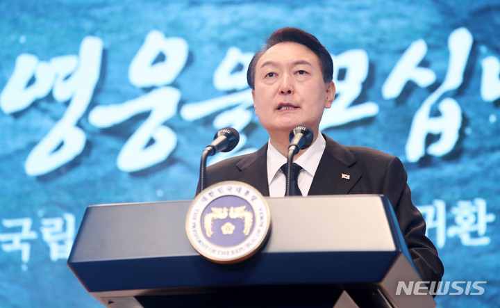[서울=뉴시스] 홍효식 기자 = 윤석열 대통령이 14일 서울 동작구 국립서울현충원 현충관에서 열린 한국광복군 선열 합동 봉송식에서 추모사를 하고 있다. 2022.08.14. yesphoto@newsis.com