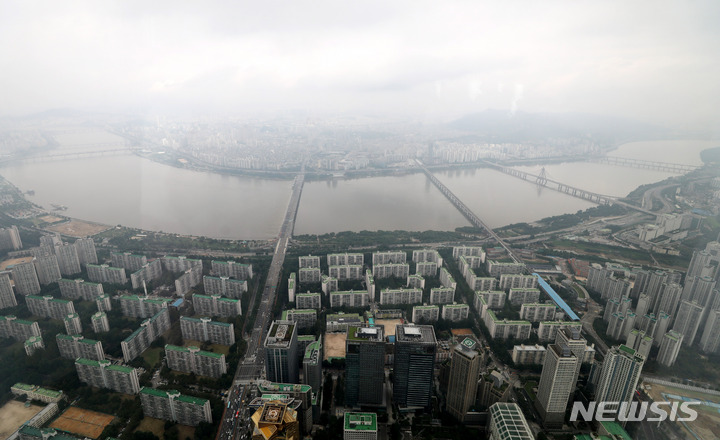 [서울=뉴시스] 추상철 기자 = 서울 대단지 아파트의 상반기 매매거래 건수가 170건으로 급격히 줄어든 것으로 나타났다. 14일 오전 서울 송파구 롯데월드타워 전망대 서울스카이에서 대단지 아파트가 보이고 있다. 2022.08.14. scchoo@newsis.com