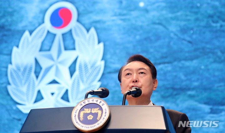 [서울=뉴시스] 홍효식 기자 = 윤석열 대통령이 14일 서울 동작구 국립서울현충원 현충관에서 열린 한국광복군 선열 합동 봉송식에서 추모사를 하고 있다. 2022.08.14. yesphoto@newsis.com