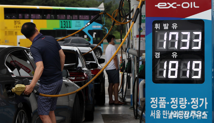 [서울=뉴시스] 추상철 기자 = 기름값이 6주째 연속 하락세를 보이고 있는 14일 오후 서울 서초구 만남의광장 주유소에서 시민들이 주유를 하고 있다. 2022.08.14. scchoo@newsis.com