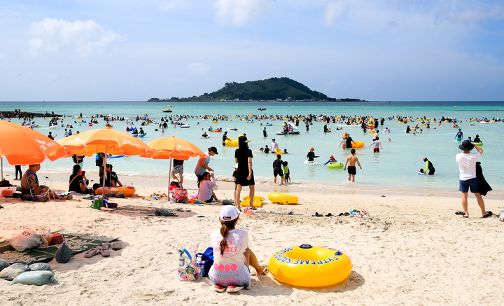 [제주=뉴시스] 우장호 기자 = 막바지 여름휴가가 절정에 달한 14일 제주시 협재해수욕장을 찾은 피서객들이 물놀이를 하며 더위를 식히고 있다. 기상청에 따르면 이날 제주시 건입동 낮 최고기온은 35도를 웃도는 등 찜통더위가 기승을 부리고 있다. 2022.08.14. woo1223@newsis.com